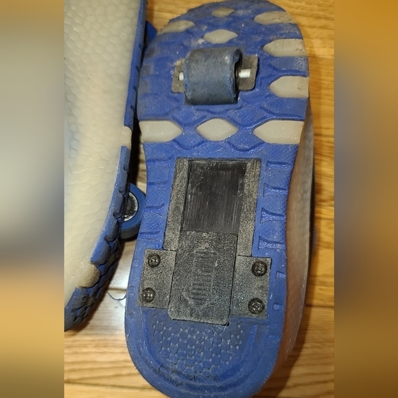 LIGHTING up shoes with wheels - Picture 10 of 10